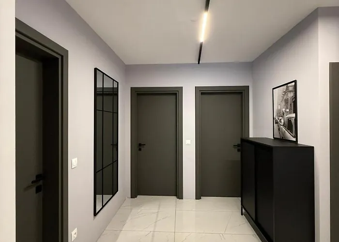 Dombox - Stylish 2 Bedroom In Center - Free Garage *