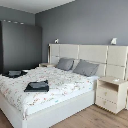 Dombox - Stylish 2 Bedroom In Center - Free Garage Apartment *