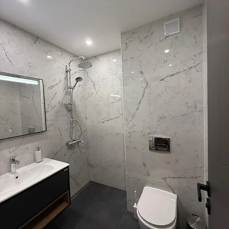 Luxury 2br - Free Garage - Walk To Vitosha - 2 Bathrooms - New Building Apartmán *