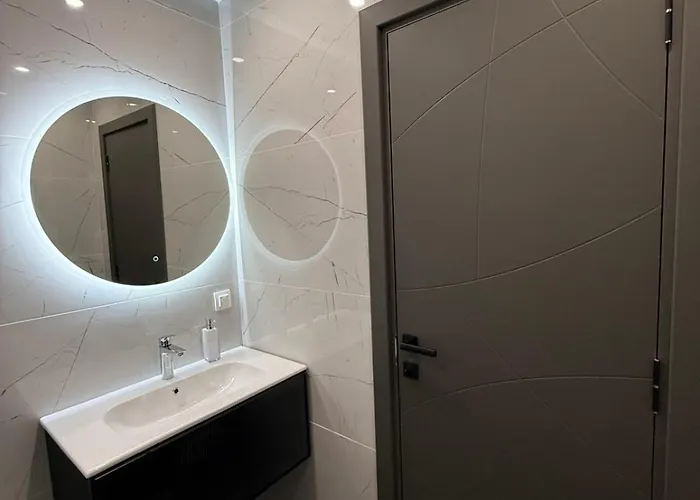 Dombox - Stylish 2 Bedroom In Center - Free Garage