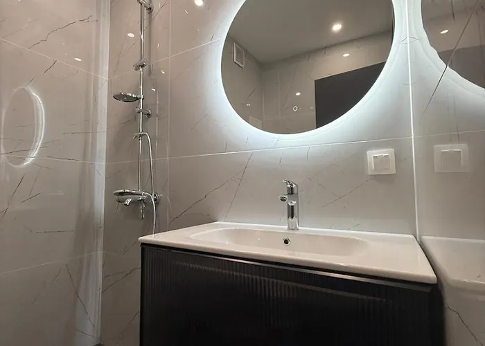 Dombox - Stylish 2 Bedroom In Center - Free Garage