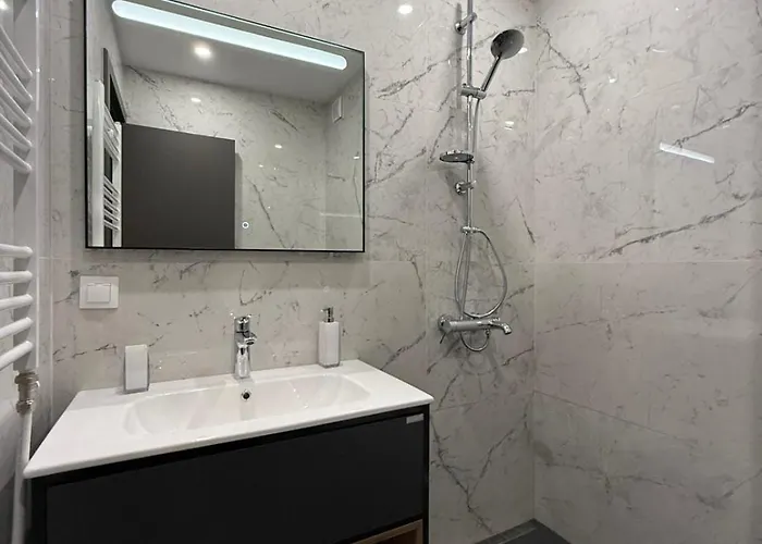 Dombox - Stylish 2 Bedroom In Center - Free Garage