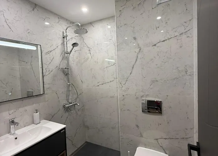 Dombox - Stylish 2 Bedroom In Center - Free Garage Lejlighed *